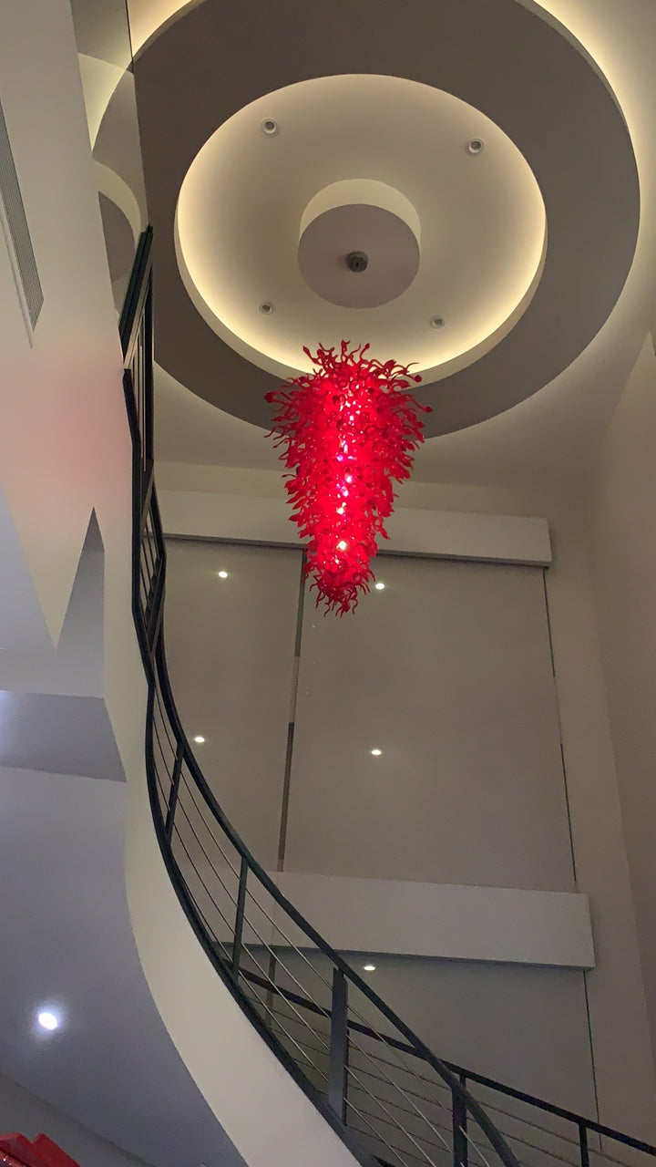赤いムラノガラスのシャンデリア階段LEDLustresモダンなハンギングランプ