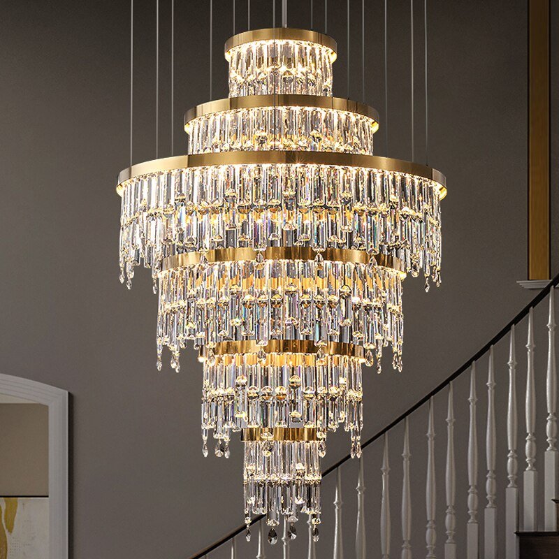 Lustre moderne en cristal rond doré pour salon à haut escalier.