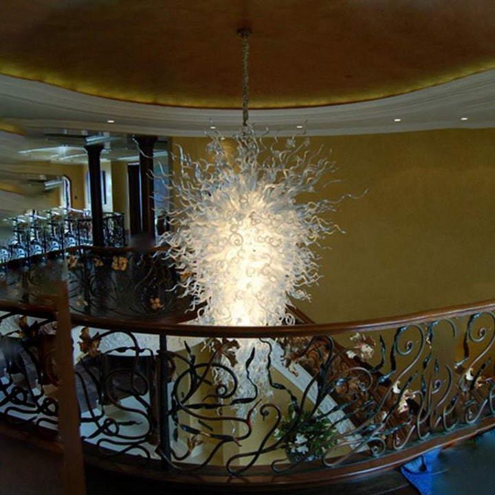 Lampadario a LED classico in vetro di Murano bianco soffiato a mano