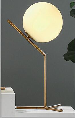 Lampada da tavolo moderna a LED Lampada da tavolo Lampada da tavolo a sfera in vetro con paralume Lampada da tavolo per camera da letto Soggiorno Comodino da terra Disegni dorati