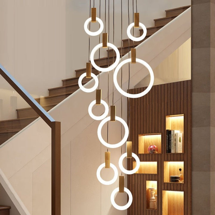 Moderna sala de estar del techo de la lámpara del anillo de madera del LED en las escaleras que cuelgan la luz colgante