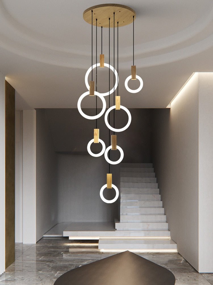 Moderna sala de estar del techo de la lámpara del anillo de madera del LED en las escaleras que cuelgan la luz colgante